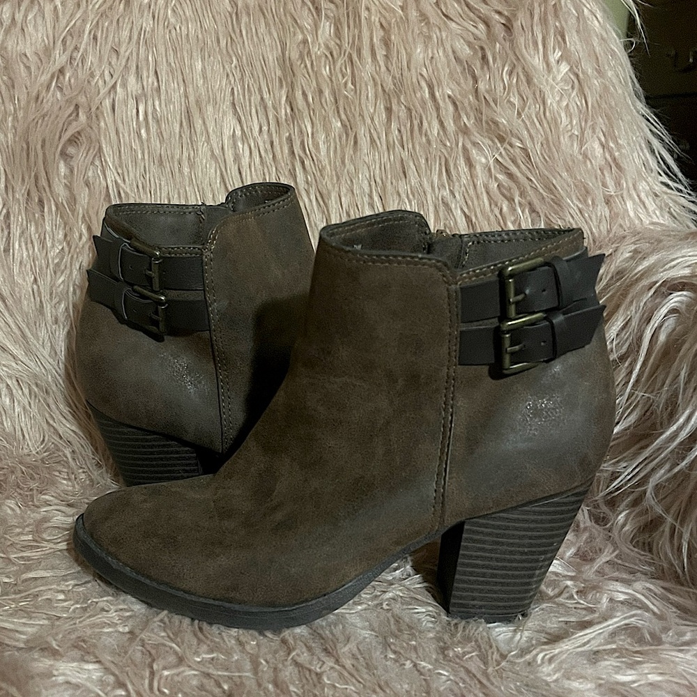 Brown heeled booties with 7.5